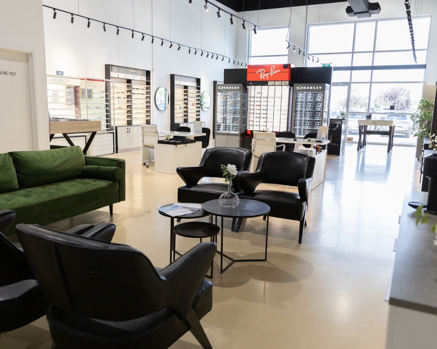 La salle d'attente de Fokal Optique, avec ses fauteuils et son coin lecture